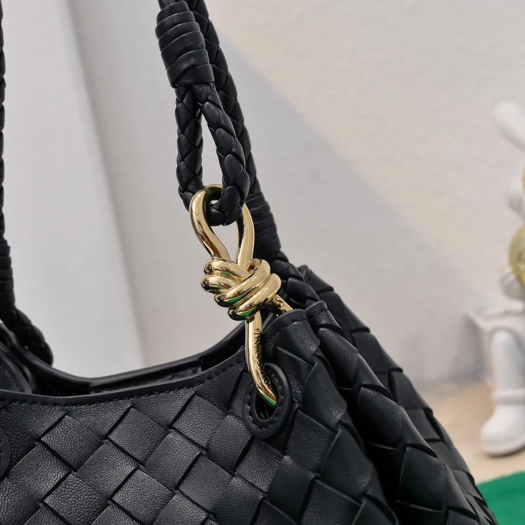 Batch 1760 BV home is new! Andiamo combines Bottega Veneta archives parachute handbags to inherit retro elements and integrate modern trends. The same style as Shu Qi's Beijing Night. It is a continuation of the classic bag. It has three functions: hand carry, shoulder and cross-body. It is embellished with metal brass knot buckles. The capacity of the small one is amazing. It can easily hold sunglasses in a box/small bottle of water/powder powder/charger and other daily necessities when going out. The upper body is versatile. Style number: 6569 Size: 21*17*16.5cm